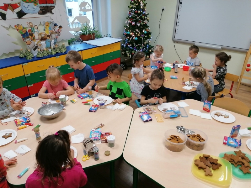 Sala grupy starszej, w której dzieci ozdabiają pierniczki..jpg
